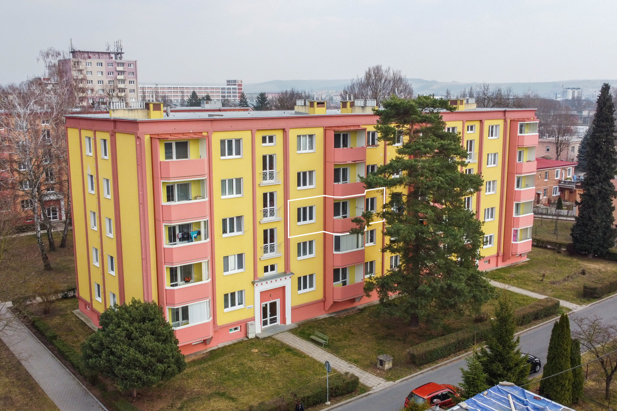 bytový dům  z dronu s vyznačením polohy bytu